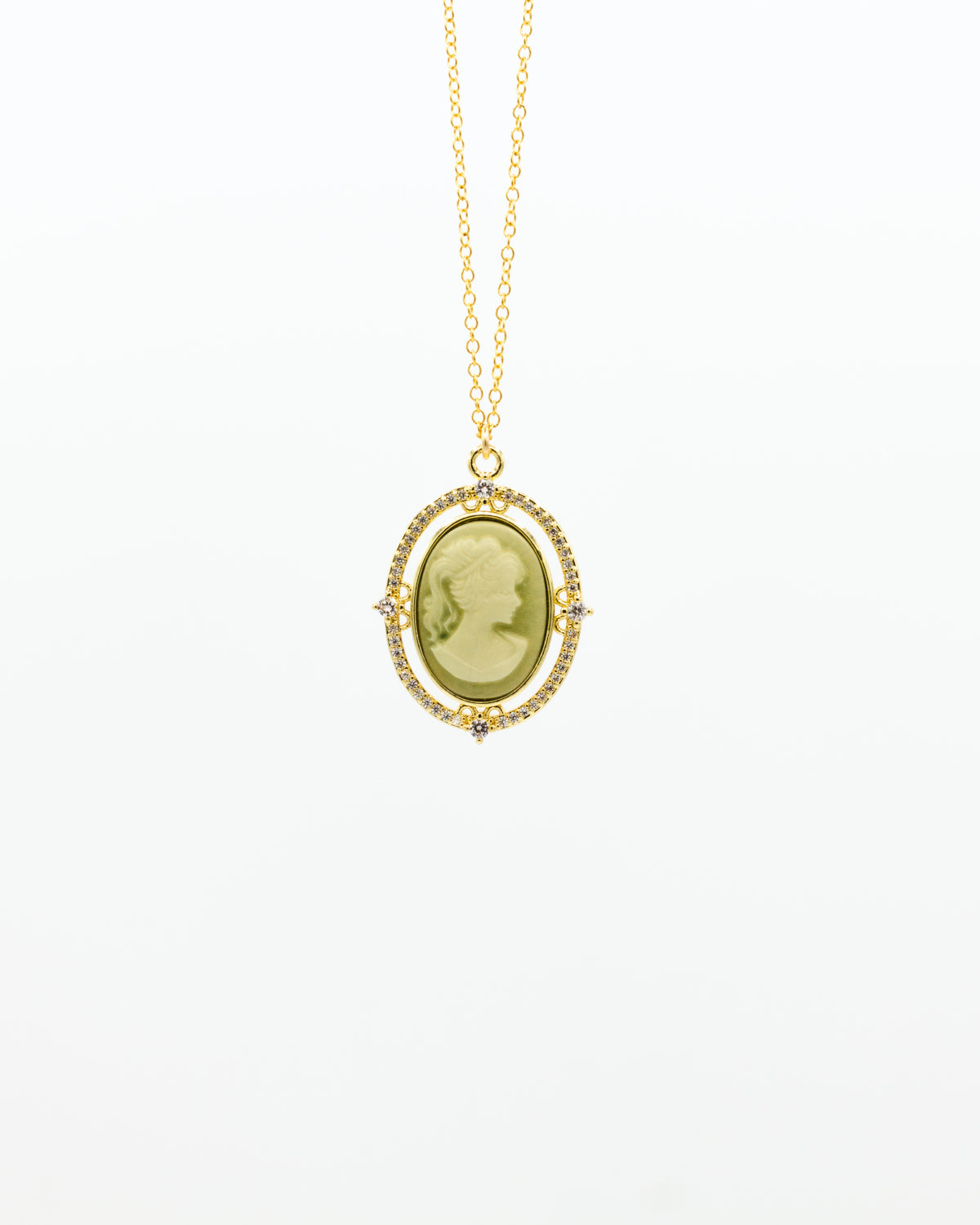 Vintage unmarked Cameo Pendant Necklace in Gold tone. 24